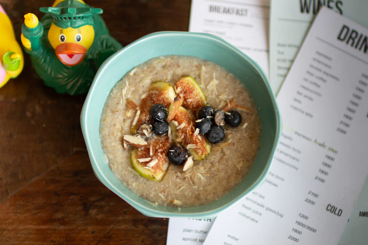 Oatmeal topped with figs, blueberries, and sliced almonds